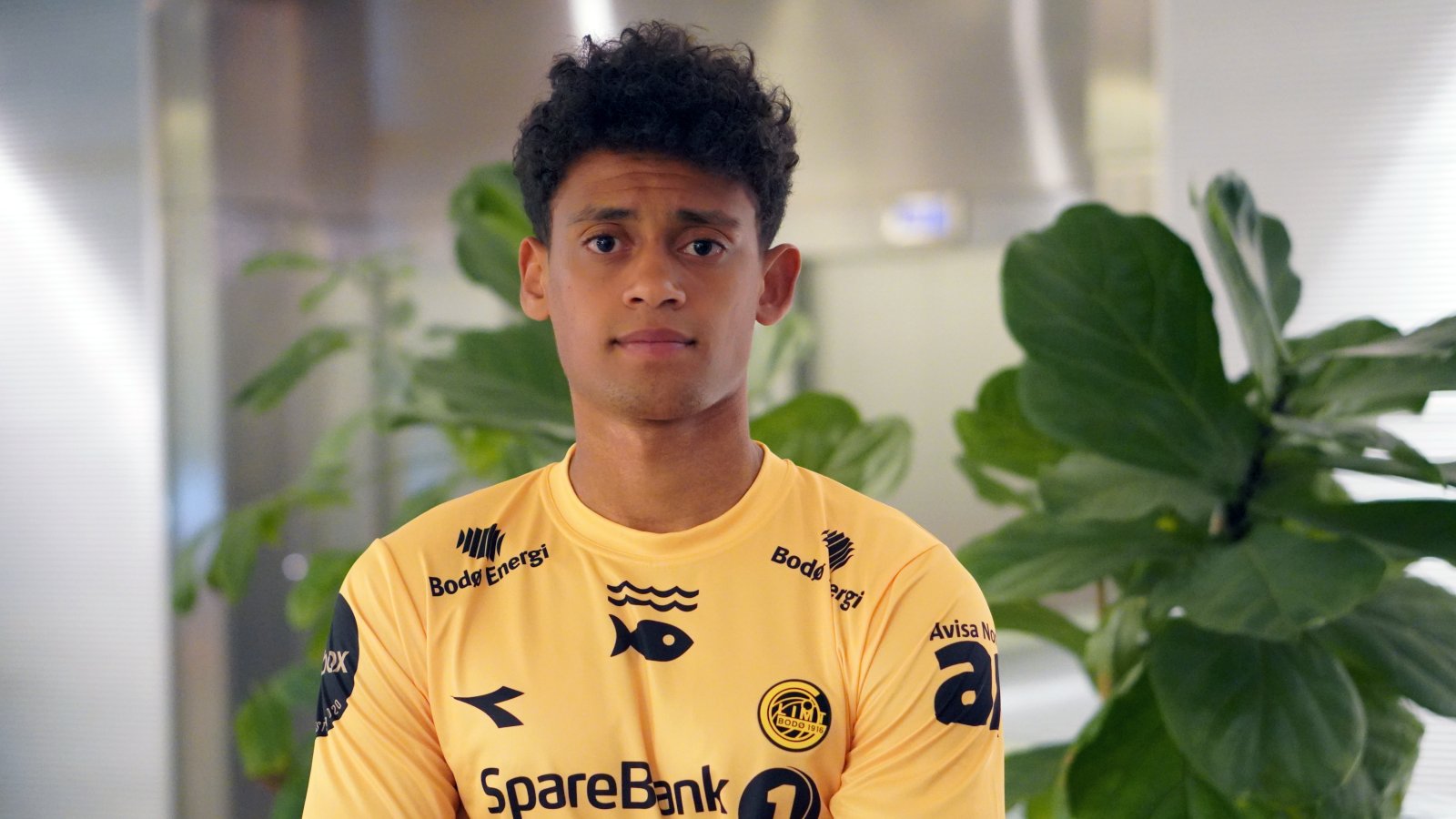 Sery_Larsen_i_Glimt-drakt_foran_palme_i_Spania_2022