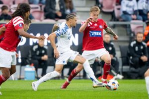 Pelle Mattsson i duel med Jordan Larsson.