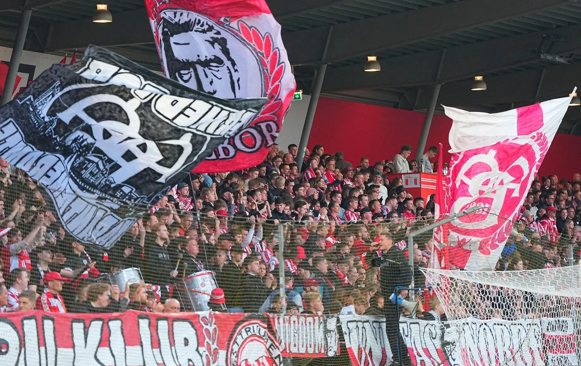 Se videoen - AaB-fans i vild protest | Tipsbladet.dk